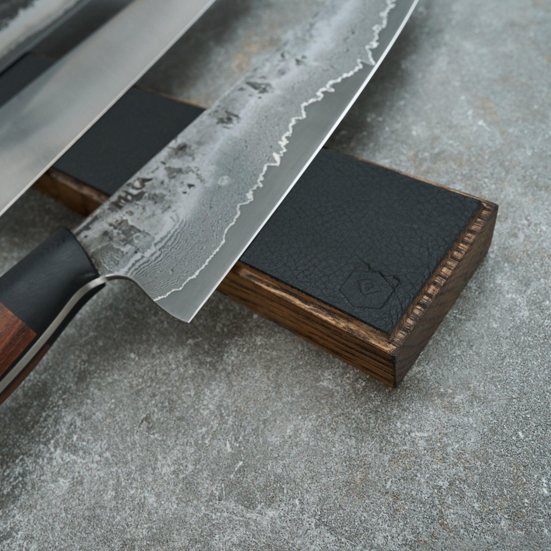 Knife Magnet Black Oak & Black Leather – detail view