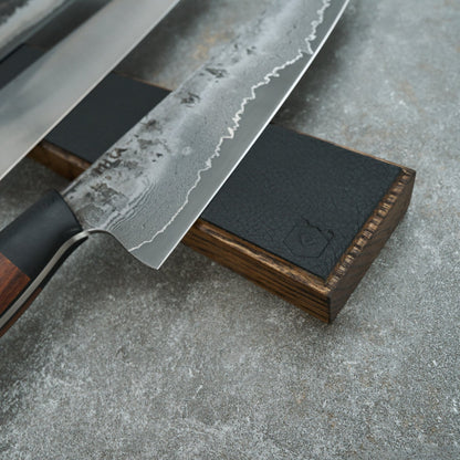 Knife Magnet Black Oak & Black Leather – detail view