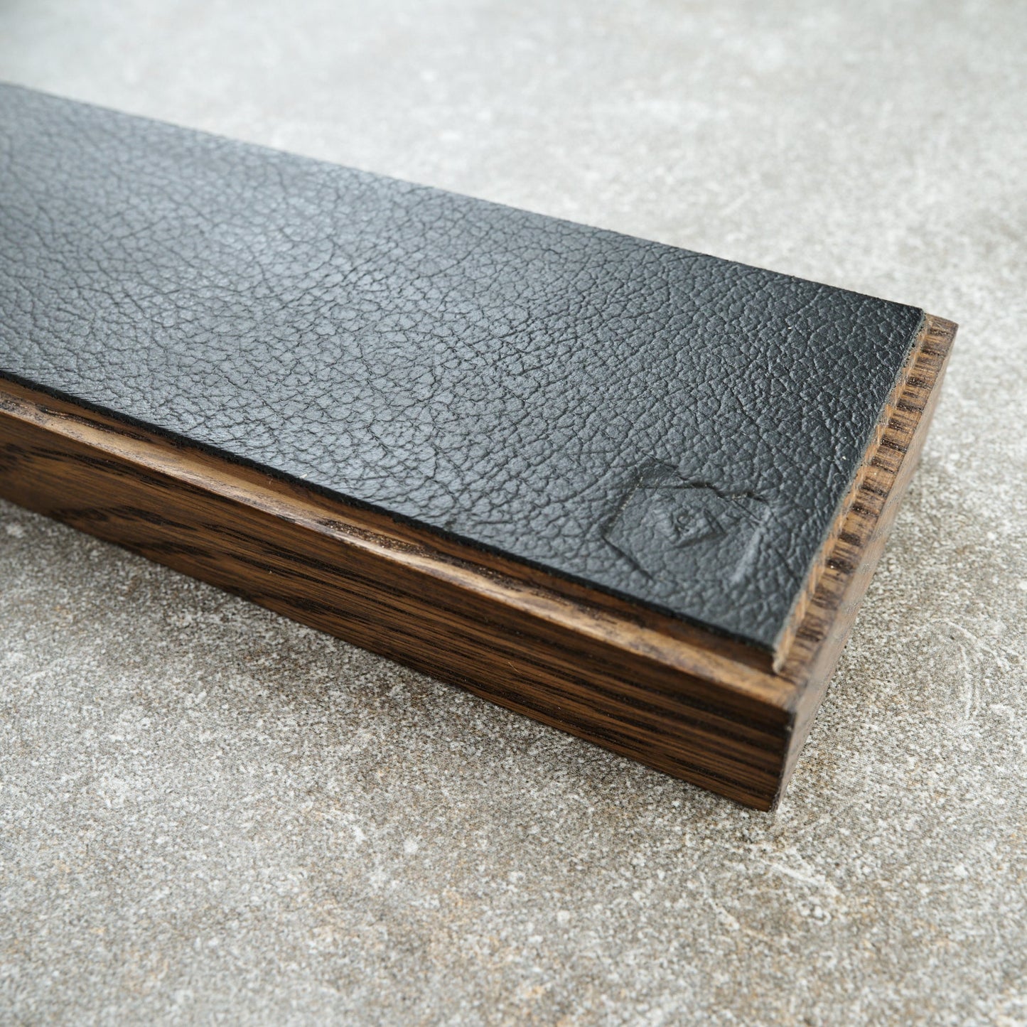 Knife Magnet Black Oak & Black Leather – side profile