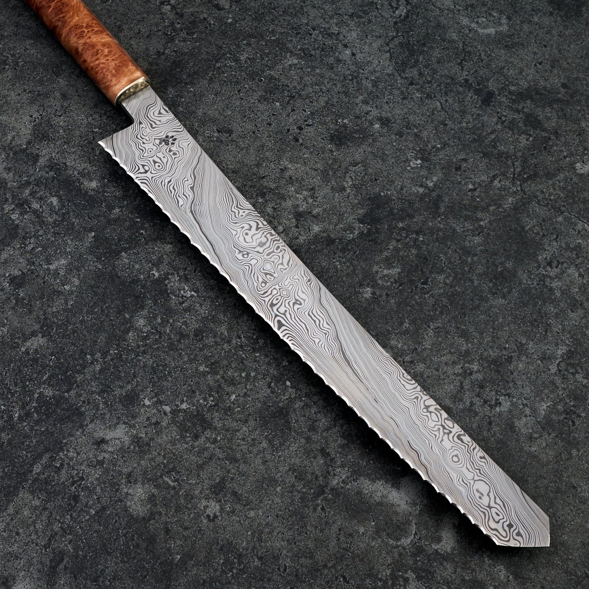 Bread Knife 280mm Damasteel DenseTwist, Eucalyptus Burl & Brass – handle detail