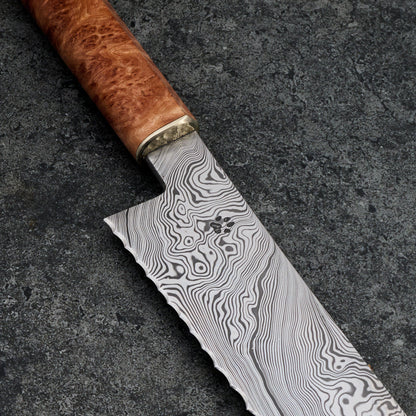 Bread Knife 280mm Damasteel DenseTwist, Eucalyptus Burl & Brass – detail view