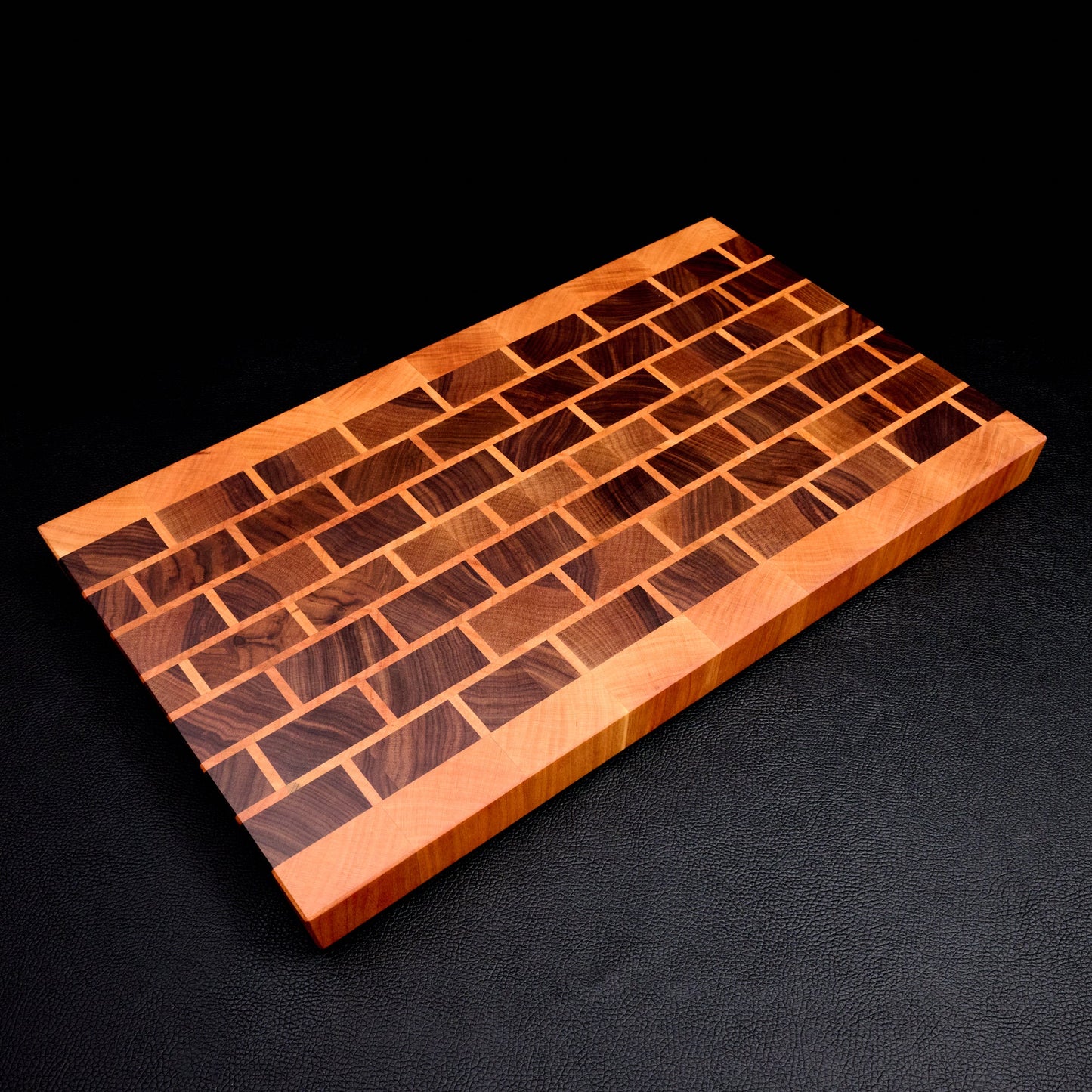 Tischlerei Brickwork Cutting Board Endgrain Walnut & Cherry – blade close-up