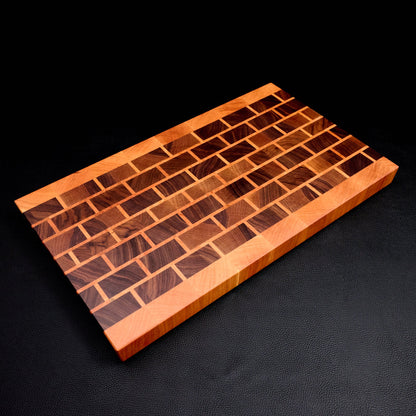 Tischlerei Brickwork Cutting Board Endgrain Walnut & Cherry – blade close-up
