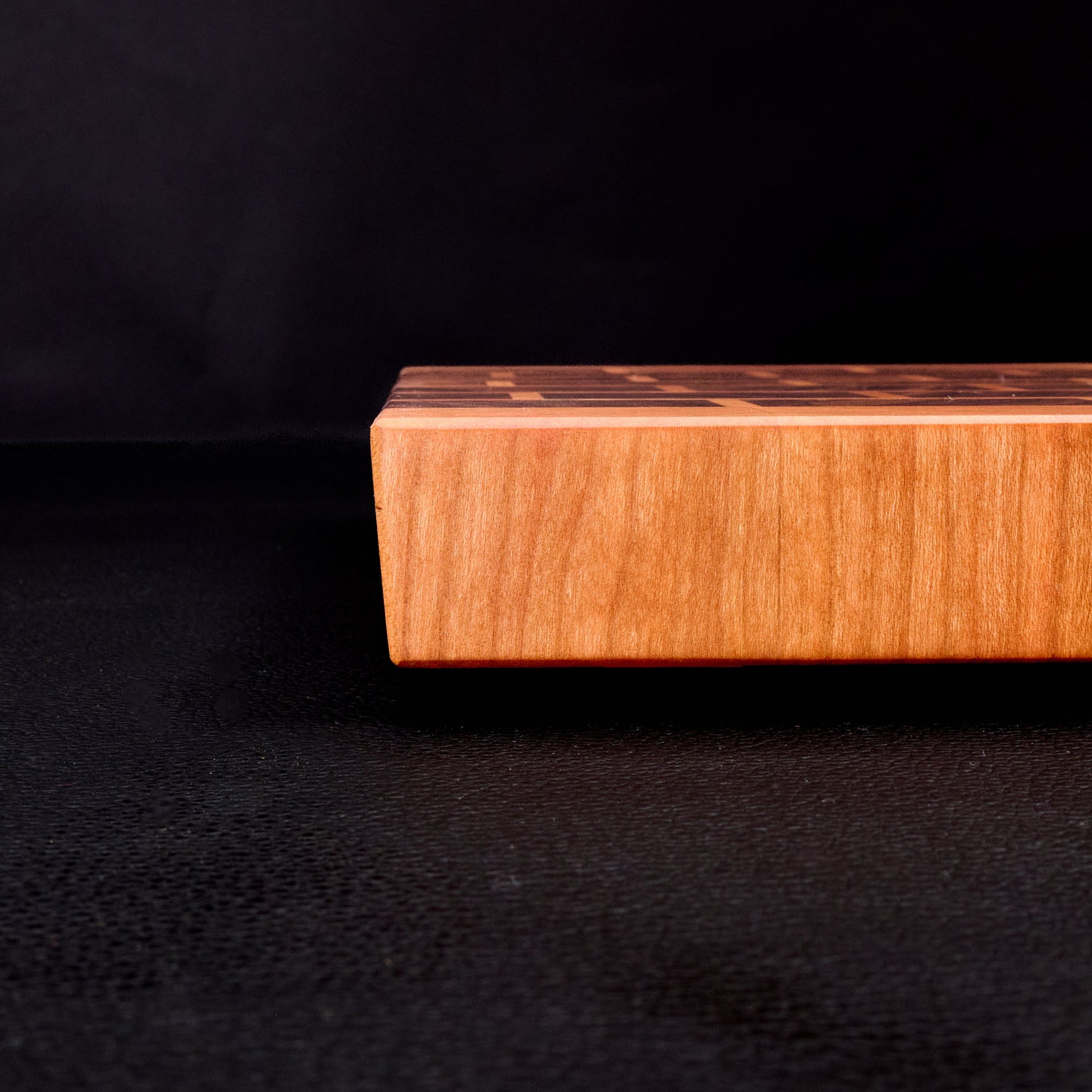 Tischlerei Brickwork Cutting Board Endgrain Walnut & Cherry – handle detail