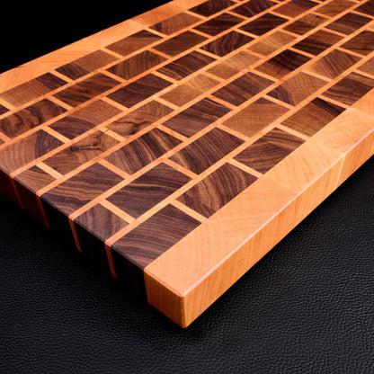 Tischlerei Brickwork Cutting Board Endgrain Walnut & Cherry – detail view
