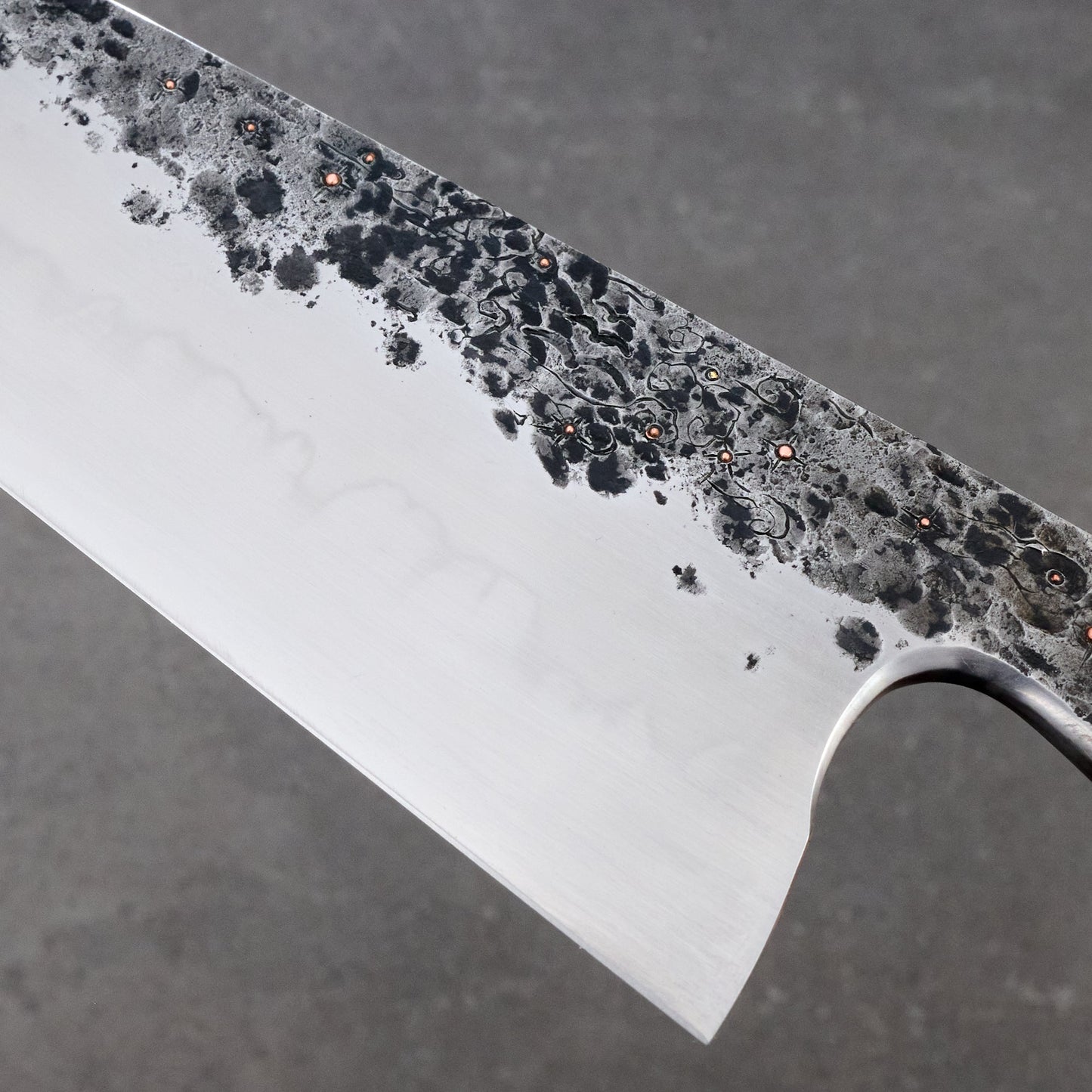 Gyuto 220mm Honyaki Spicey White Mokume, Walnut and Copper – handle detail