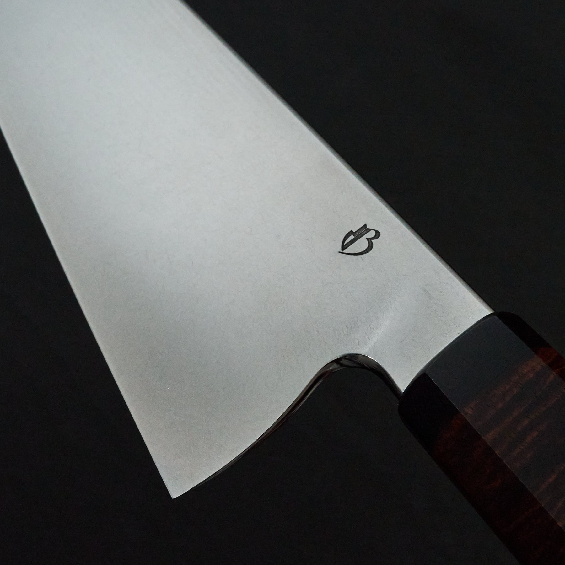 Gyuto 225mm AEB-L Orbital, Gidgee & Double Black canvas Micarta – blade close-up