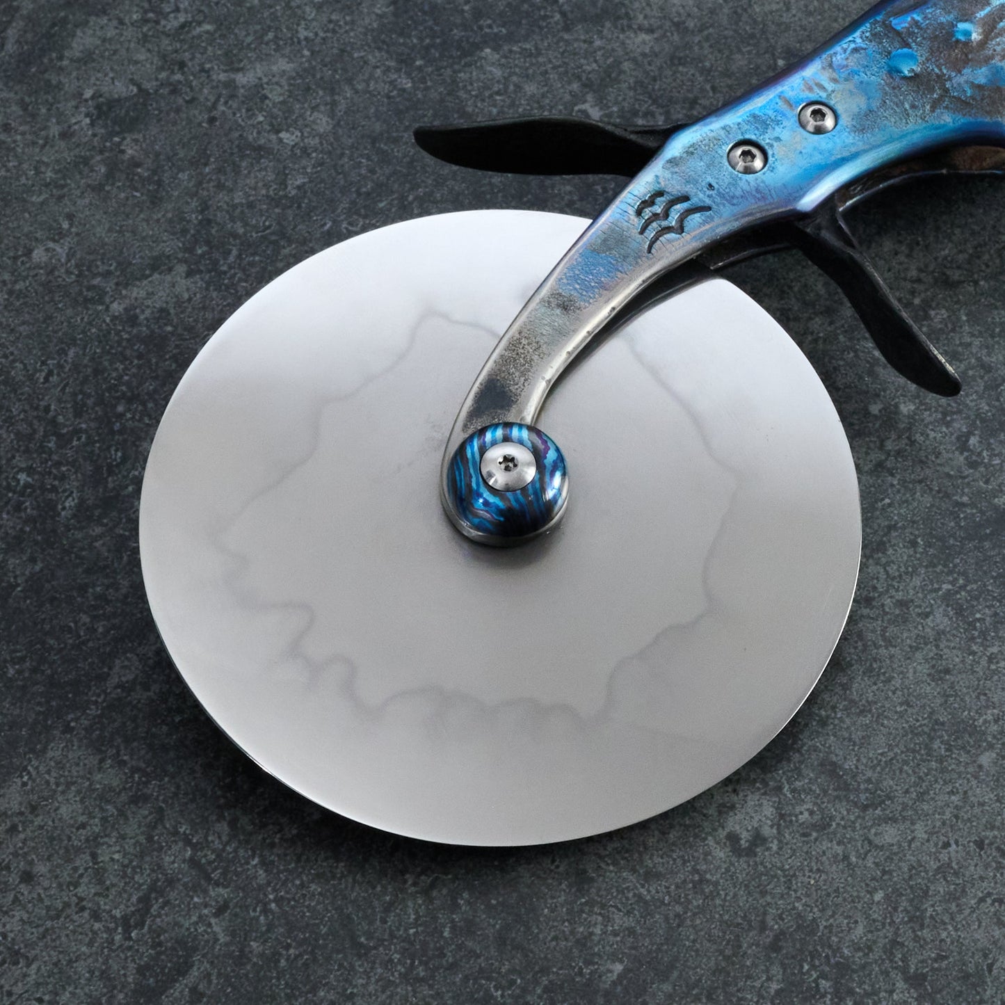 Gyuto 230mm & Pizza Cutter 90mm Honyaki 'Float Grip' Set – side profile
