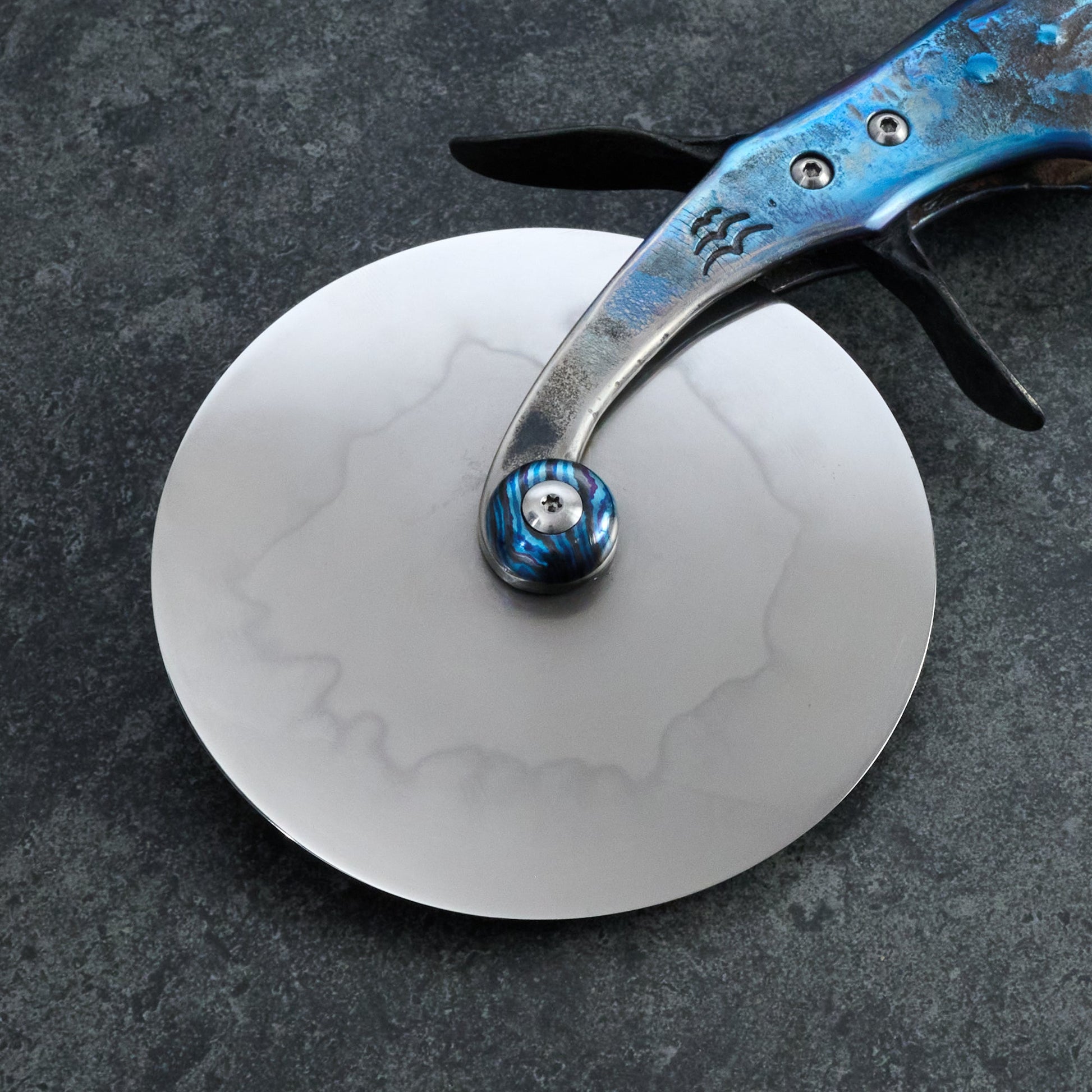 Gyuto 230mm & Pizza Cutter 90mm Honyaki 'Float Grip' Set – side profile