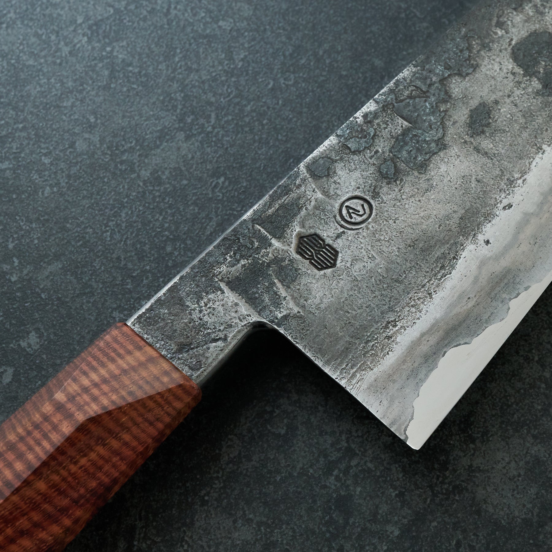 Gyuto 235mm San Mai Wrought Apex Ultra Gidgee High Polish – blade close-up