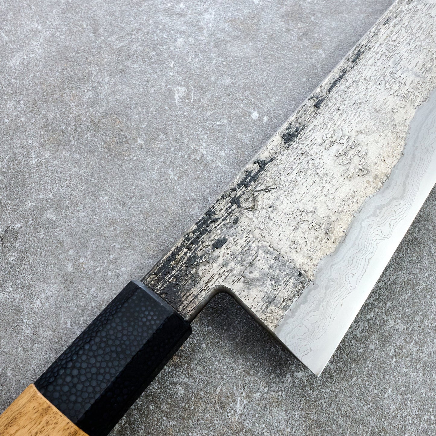 Gyuto 240mm Deep Etch Damascus Clad Apex Ultra, Royal Ebony & Ray Skin – blade close-up