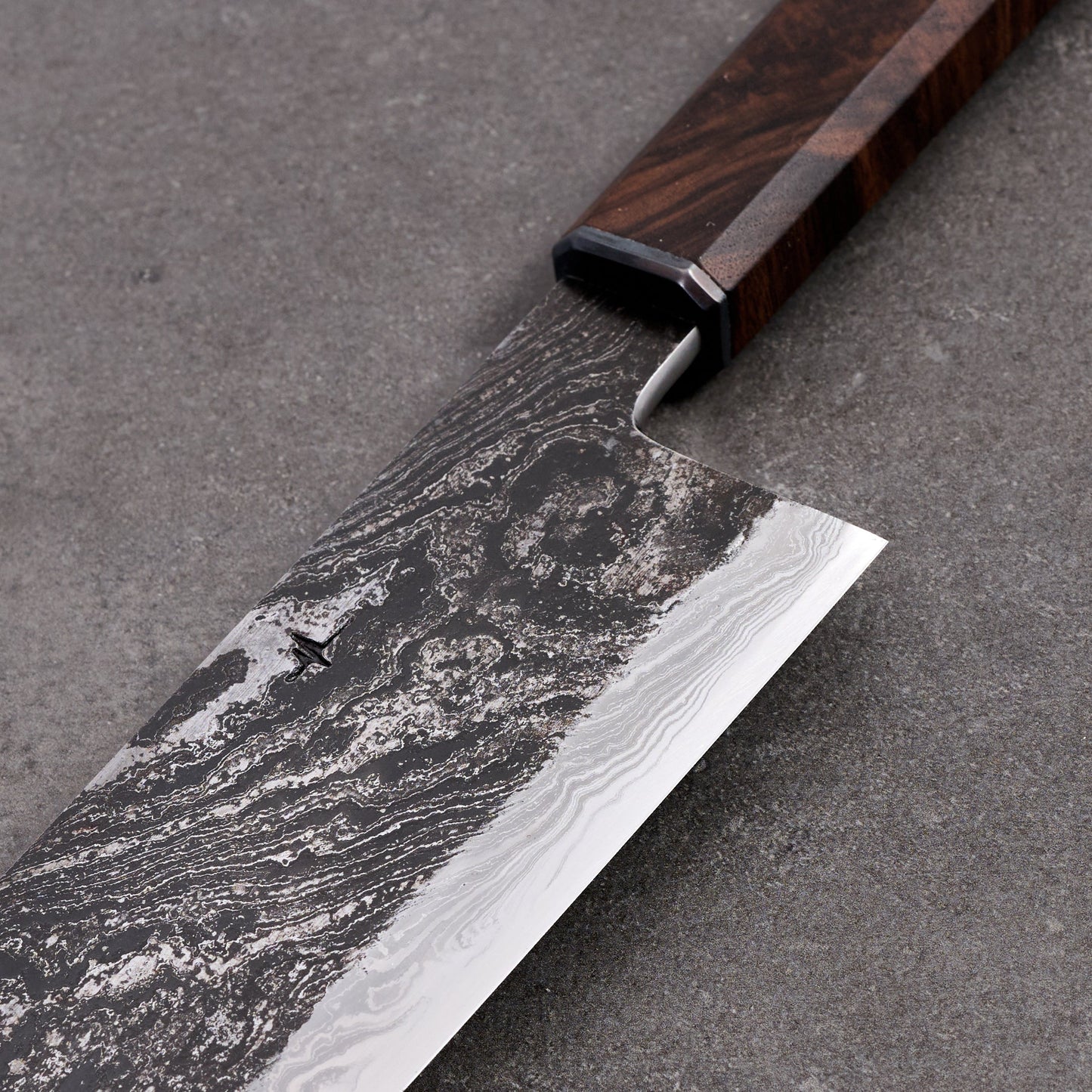 Gyuto 250mm Damascus Twist SanMai 135Cr3 Walnut & Stainless Steel – detail view