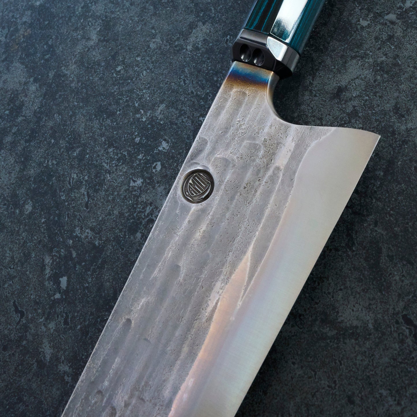 Gyuto 255mm Apex BO Wave Oil Slick Blue Ebonite – blade close-up