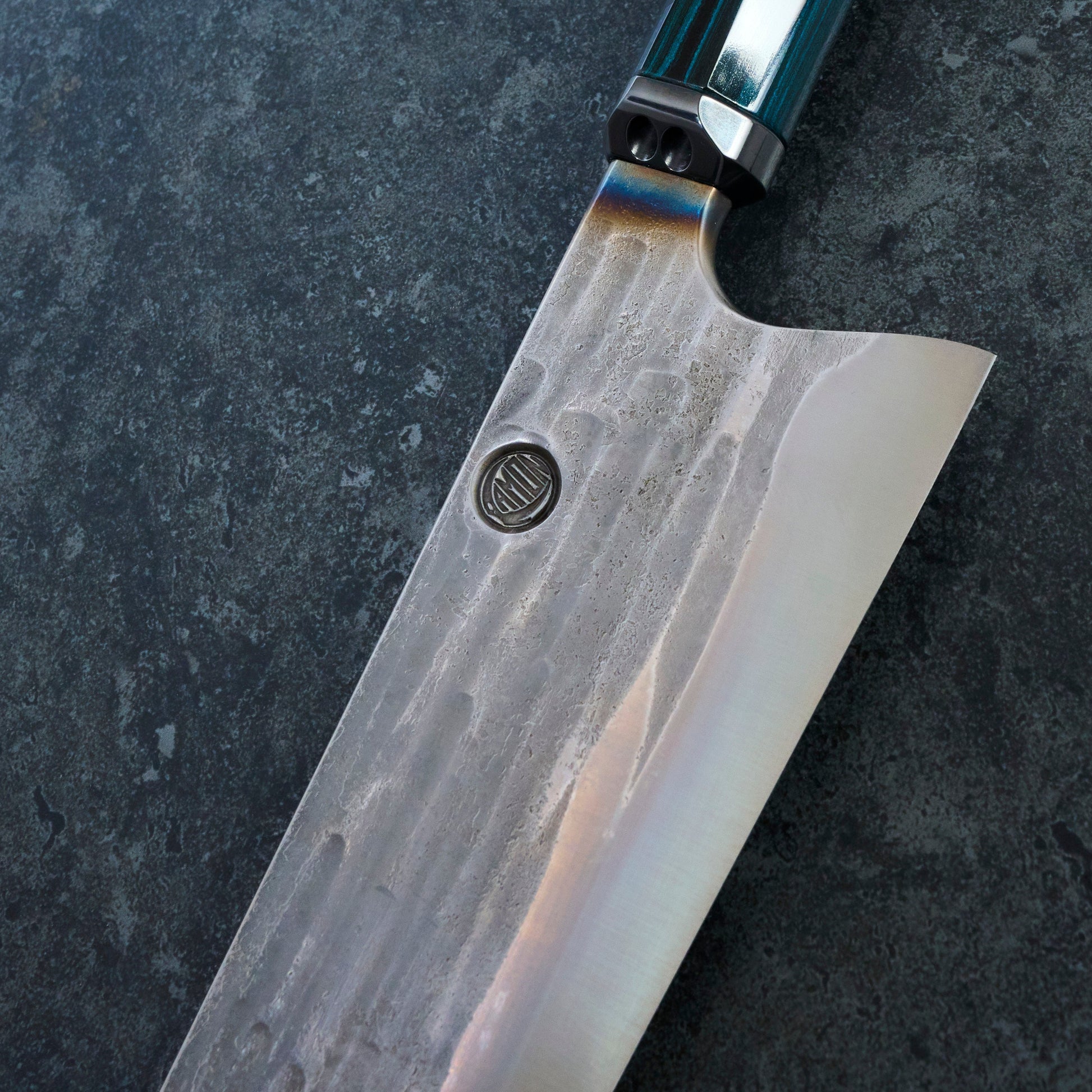 Gyuto 255mm Apex BO Wave Oil Slick Blue Ebonite – blade close-up