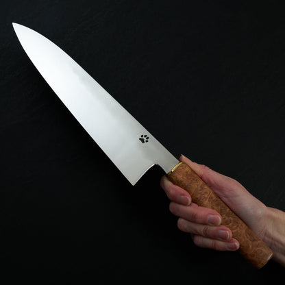 Isa Smedjan X Myojin Gyuto 245mm Spicy White, Eucalyptus Burl & Brass – blade close-up