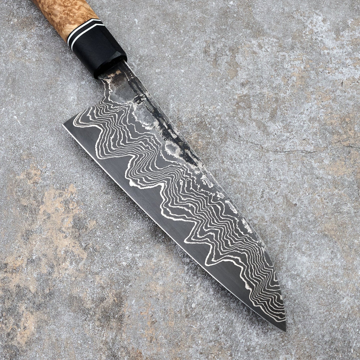 Santoku 185mm 50 Layer Damascus GoMai 1.2419 Black Ash Burl & Bog Oak – blade close-up