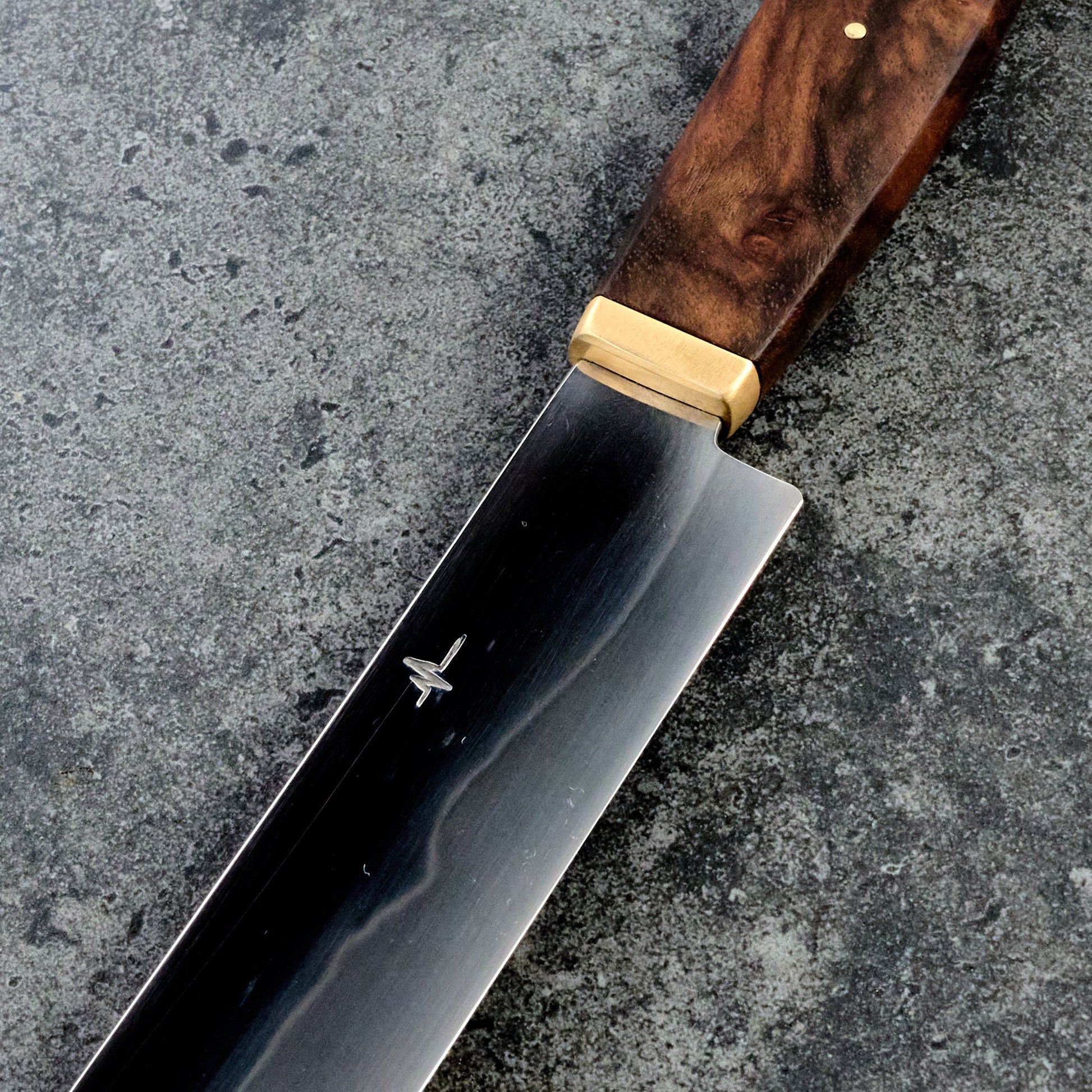 Slicer 260mm Honyaki C130 Walnut Burl & Brass – detail view