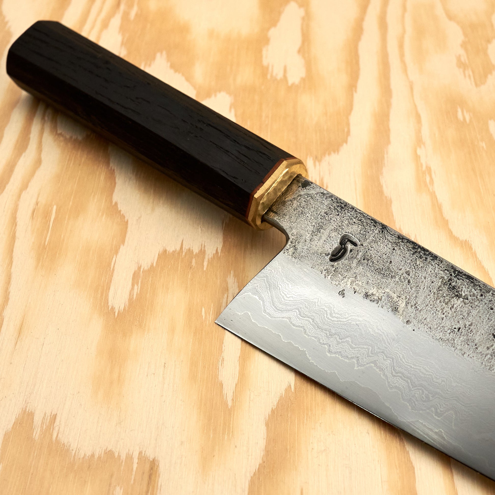 Spåre X OB Gyuto 220mm Modern Wrought Aogami Super Core – detail view
